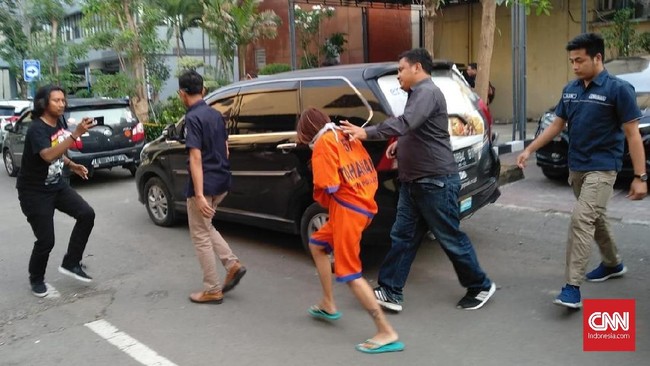 Pemeriksaan terhadap ponsel dua muncikari mengungkap bahwa keduanya aktif mengendalikan jaringan prostitusi itu dengan beberapa orang lain.