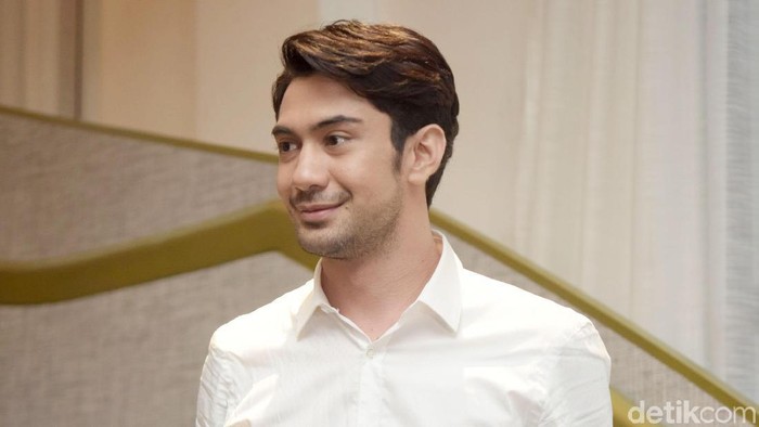 Reza Rahadian saat ditemui di kawasan Kebayoran Baru.