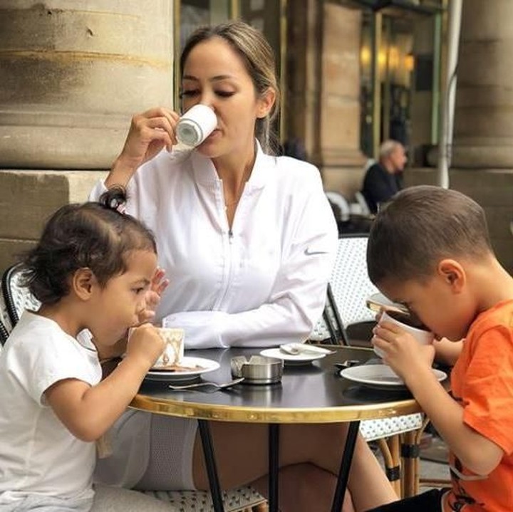 <p>Waktunya<em> tea time</em> nih, Bun. Tapi si cantik Carla sedang menikmati apa ya, sampai belepotan begitu. (Foto: Instagram @cathysharon)</p>
