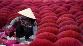 FOTO: Semerbak Dupa di Vietnam