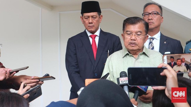 Jusuf Kalla membantah bahwa keberadaan UU ITE cenderung menguntungkan penguasa, dan mengkriminalisasikan para kaum kritis.