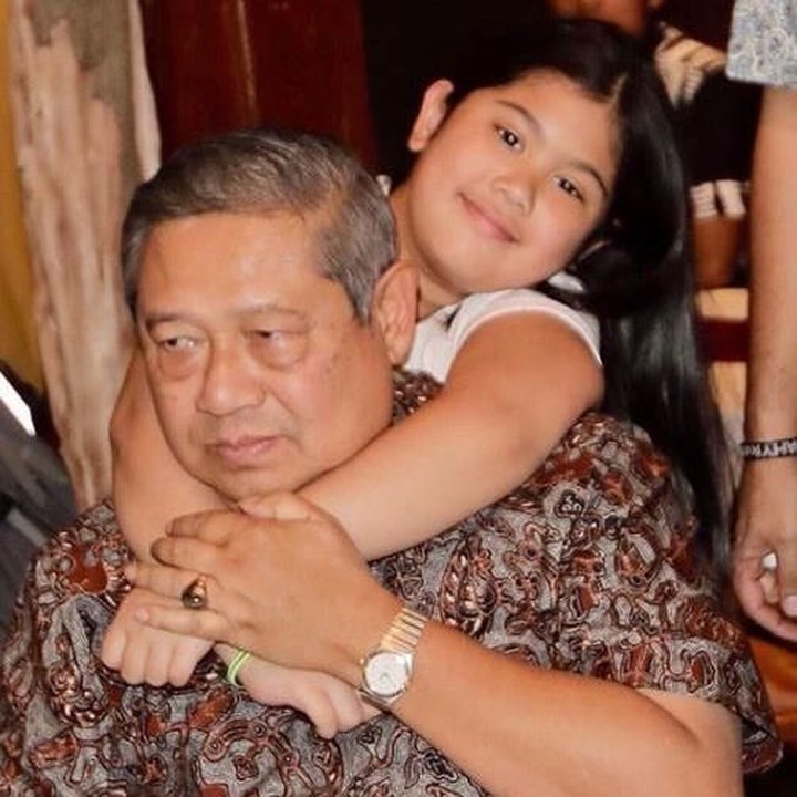 <p>Kakak Aira sangat dekat sama Pepo nih, Bun. Pelukan cucu ke kakek memang terasa spesial ya.  (Foto: Instagram @aniyudhoyono)</p>
