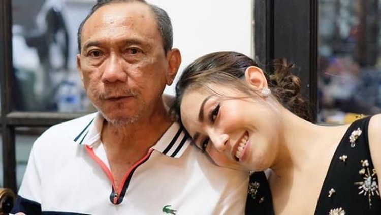 Setelah ibunya meninggal, Ayu Dewi selalu berusaha membahagiakan sang ayah. Sampai, si ayah nggak kuasa membendung air matanya.