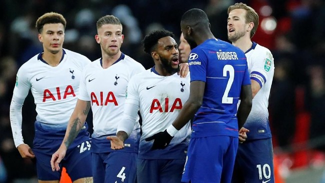 FOTO: Gol Kontroversial Kane Menangkan Tottenham atas Chelsea