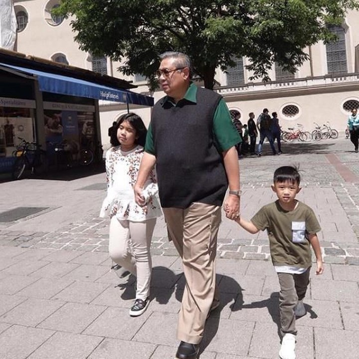 <p>Disebutkan oleh Ani Yudhoyono, jika SBY kali ini sedang momong cucu. Kakak Aira dan Mas Airlangga mau diajak kemana ya? (Foto: Instagram @aniyudhoyono)</p>