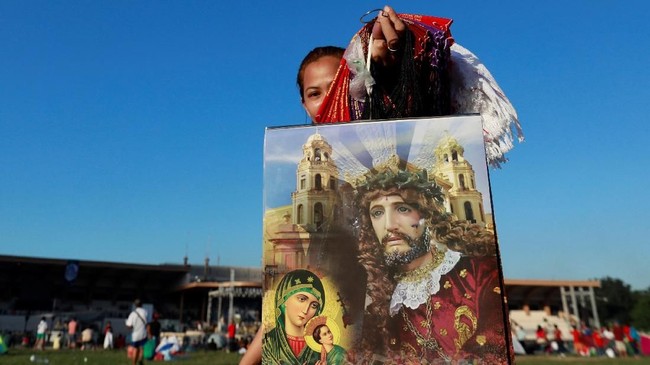 FOTO: Berharap Berkat Sentuhan 'Black Nazarene'