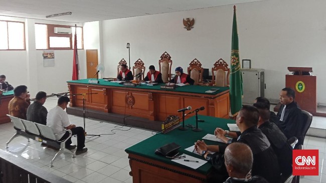 Majelis hakim sependapat jika dakwaan JPU disebut cacat hukum. Eksepsi yang diajukan oleh terdakwa Billy Sindoro sudah masuk pokok perkara.