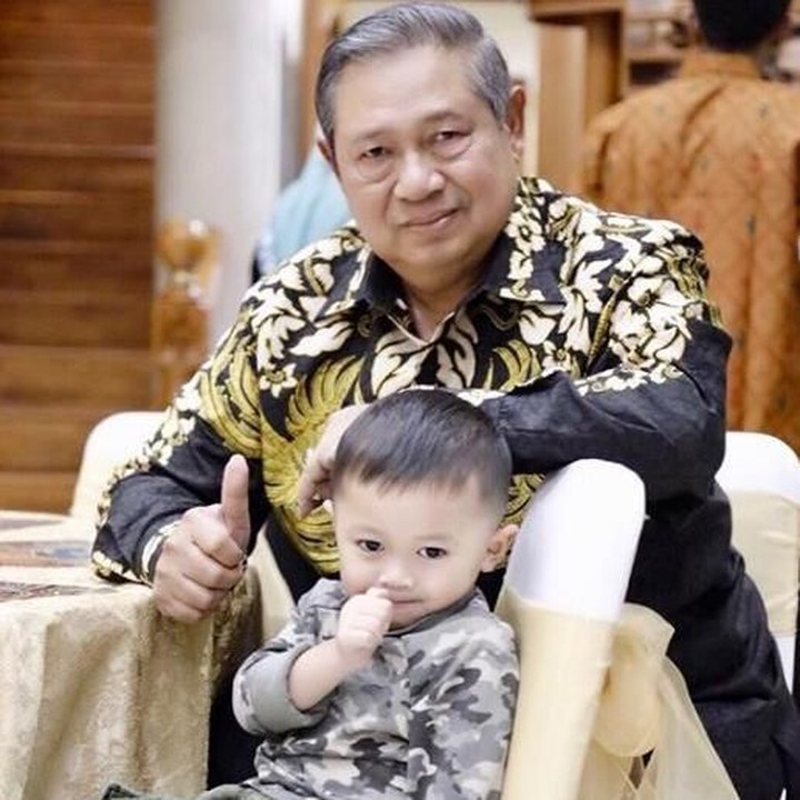 <p>Lucu ya tingkah Dek Sakti saat ingin mencoba pose Pepo. Jempolnya belum bisa mengacung tegak seperti milik Pepo nih. He-he-he. (Foto: Instagram @aniyudhoyono)</p>