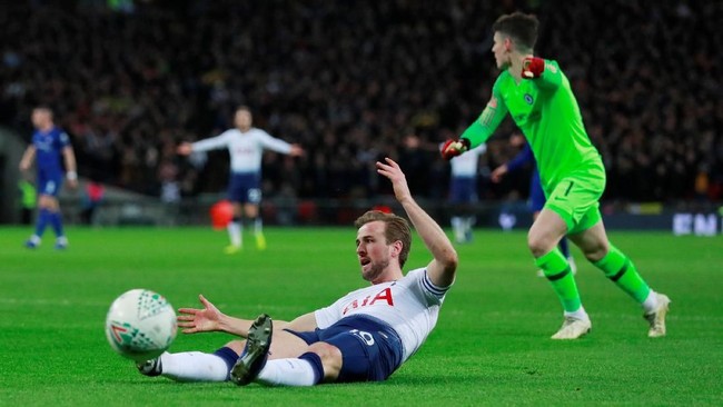 Harry Kane mengantar Tottenham Hotspur mengalahkan Chelsea pada leg pertama semifinal Piala Liga di Stadion Wembley.
