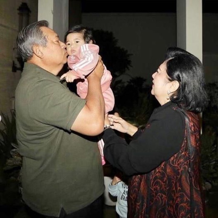 <p>Pipi Baby Gaia memang menggemaskan. Begitu pula Pepo yang jadi nggak sabar mau menciumnya. Semoga keluarga mereka selalu diberkahi kesehatan dan kebahagian ya. (Foto: Instagram @aniyudhoyono)</p>