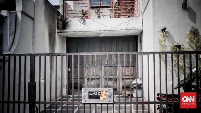 Polisi Kesulitan Cek Sidik Jari Molotov di Rumah Pimpinan KPK Polisi kesulitan mengidentifikasi sidik jari terduga pelaku pelempar bom molotov yang dilempar ke rumah Laode M Syarif.