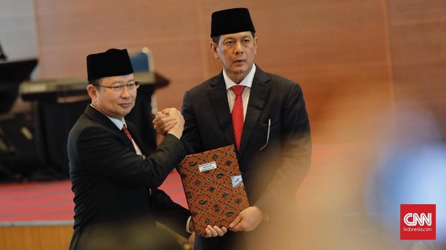 Dalam sertijab dengan Doni Monardo, Kepala BNPB sebelumnya Willem Rampangilei mengatakan lembaga itu memiliki ratusan ASN yang tak kalah dengan Kopassus.