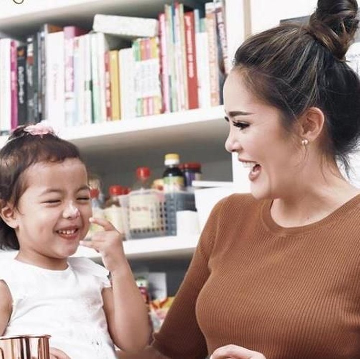 <p>Keseruan ibu dan anak, yang nggak akan terlupakan sepertinya nih, Bun. Colek-colek tepung ke hidung Carla. (Foto: Instagram @cathysharon)</p>