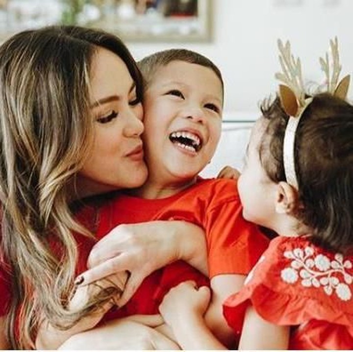 <p>Momen Natal lalu, Cathy rayakan bersama anak-anak dan keluarga besarnya. Jacob dan Carla terlihat ceria dalam busana serba merah, Bun. (Foto: Instagram @cathysharon)</p>