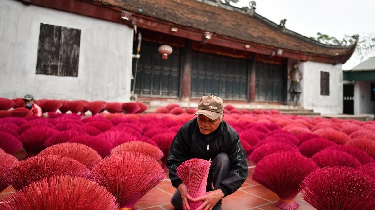 FOTO: Semerbak Dupa di Vietnam