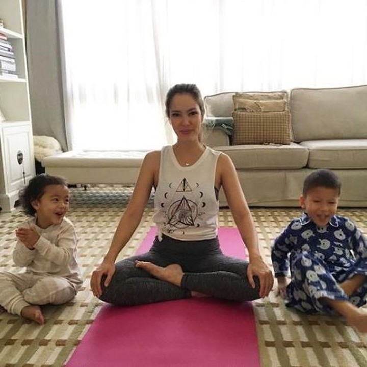 <p>Anak-anak menjadi bagian yang tak terpisahkan dari hidup Cathy. Bahkan, mereka pun mengikuti sang mama yang sedang melakukan yoga. (Foto: Instagram @cathysharon)</p>