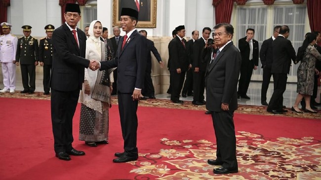 Jokowi mengatakan BNPB membutuhkan manajemen dan kepemimpinan yang kuat. Dia yakin Doni Monardo bisa memenuhi kebutuhan itu.