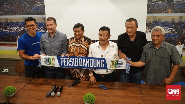 Pelatih Persib Bandung Miljan Radovic membela pemain baru Maung Bandung Srdan Lopicic dan Esteban Vizcarra dari kritikan para Bobotoh.