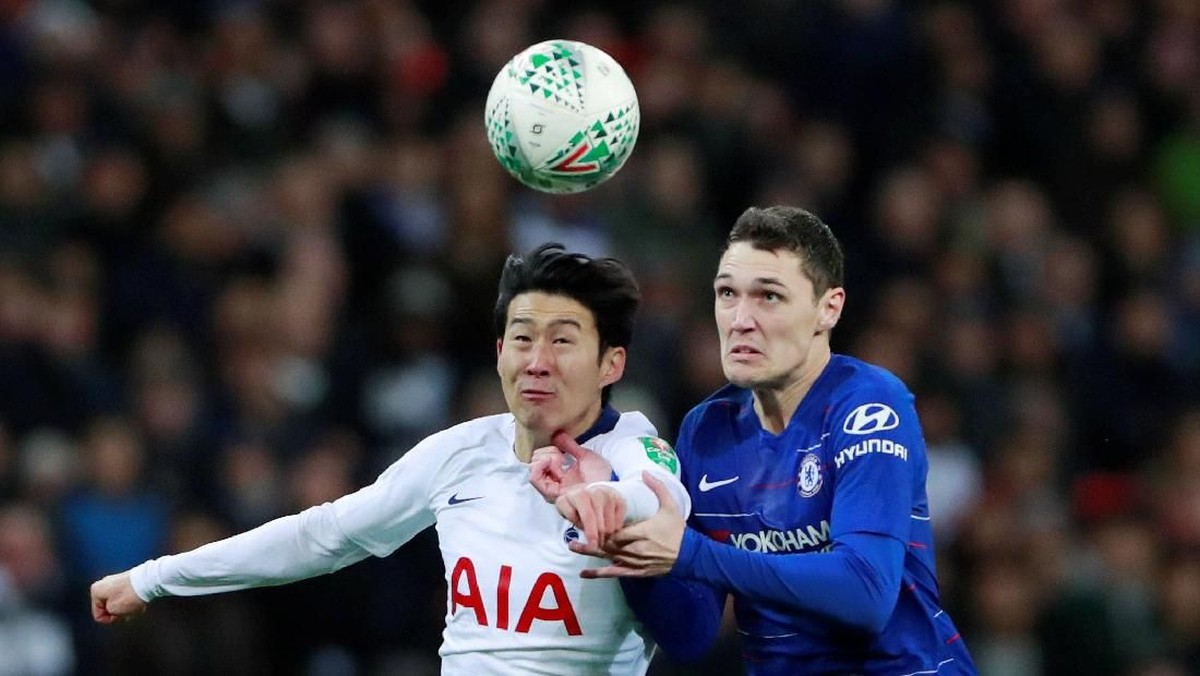 FOTO: Gol Kontroversial Kane Menangkan Tottenham atas Chelsea
