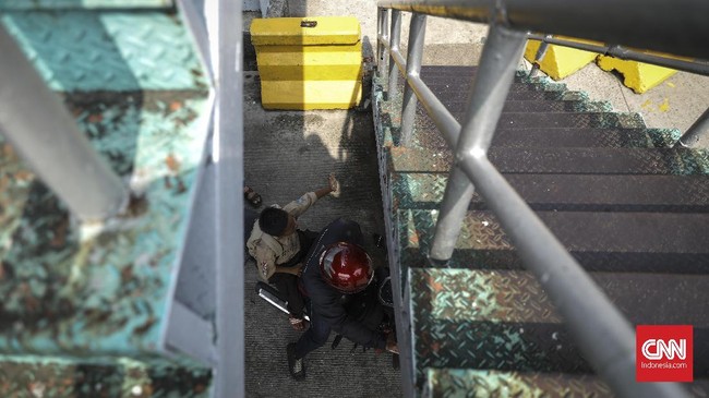 Sekitar 20 pelat baja di JPO Bulungan dekat Kejagung hilang diduga akibat aksi vandalisme, kini telah diperbaiki Dinas Bina Marga Provinsi DKI Jakarta.