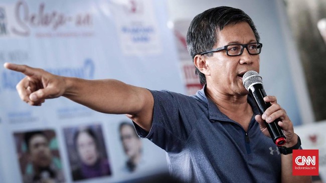 Menurut Rocky Gerung, Bintang Mahaputera Nararya diberikan sebagai upaya pemerintah membungkam pengkritik seperti yang dilakukan pada Fadli Zon dan Fahri Hamzah