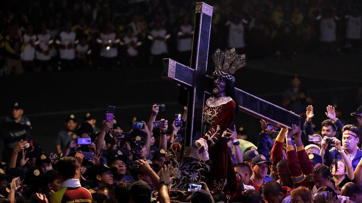 FOTO: Berharap Berkat Sentuhan 'Black Nazarene'