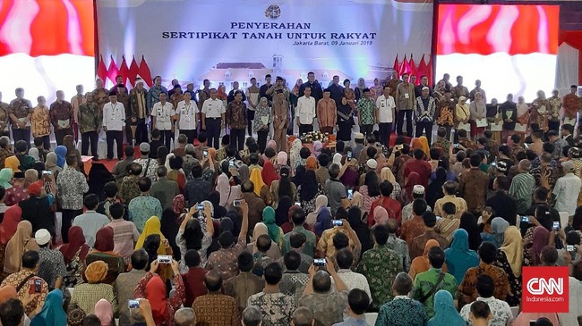 Presiden Joko Widodo menargetkan dapat membagikan 9 juta sertifikat lahan pada tahun ini.