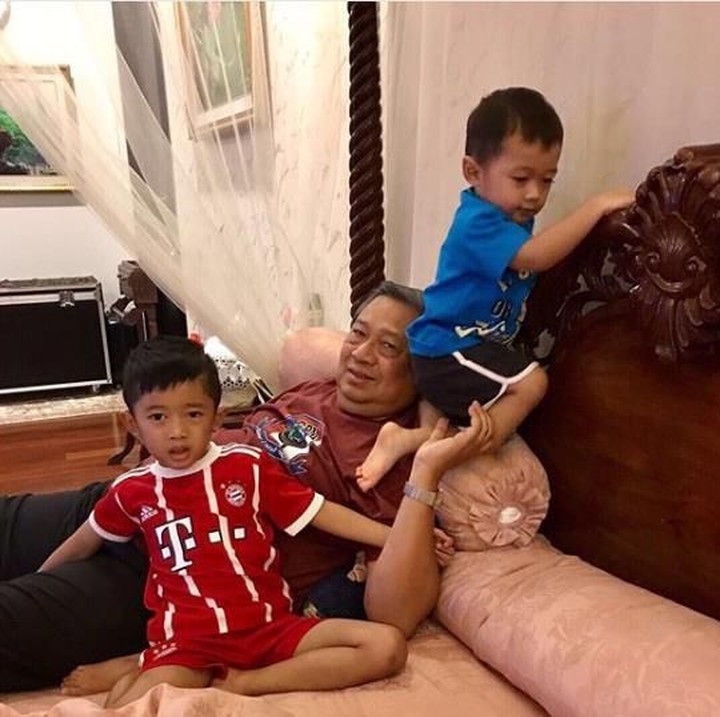 <p>Di balik sosoknya yang berwibawa, ternyata Presiden ke-6 Republik Indonesia, Susilo Bambang Yudhoyono (SBY), ini dekat dengan cucu-cucunya. Mereka lengket dan merasa nyaman di dekat sang kakek. (Foto: Instagram @aniyudhoyono)</p>