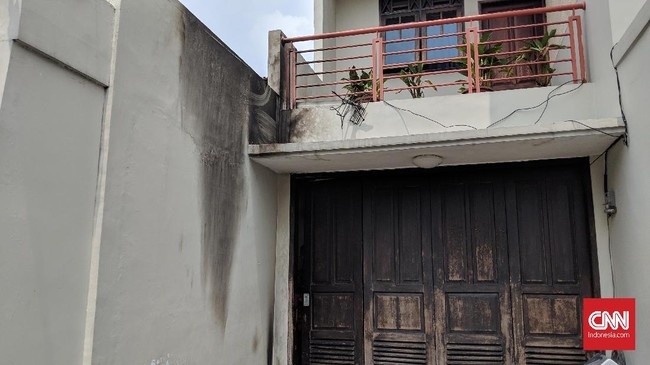 Ledakan diduga berasal dari botol berisi spiritus. Ledakan dari benda tersebut menyisakan bekas hitam pekat di dinding rumah Wakil Ketua KPK Laode M Syarief.
