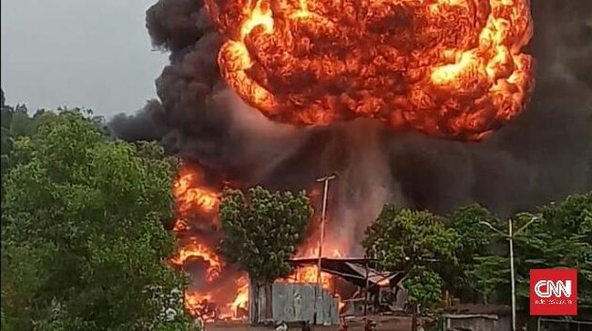 Ledakan gudang yang diduga tempat menyimpan BBM itu menimbulkan asap pekat dan membuat panik pengendara jalan yang melintas sehingga lalu lintas menjadi padat