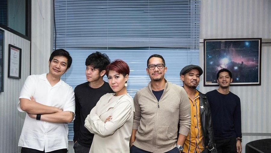 Berikut lirik dari lagu Idola milik grup band Jazz Indonesia, Maliq & D'Essentials.