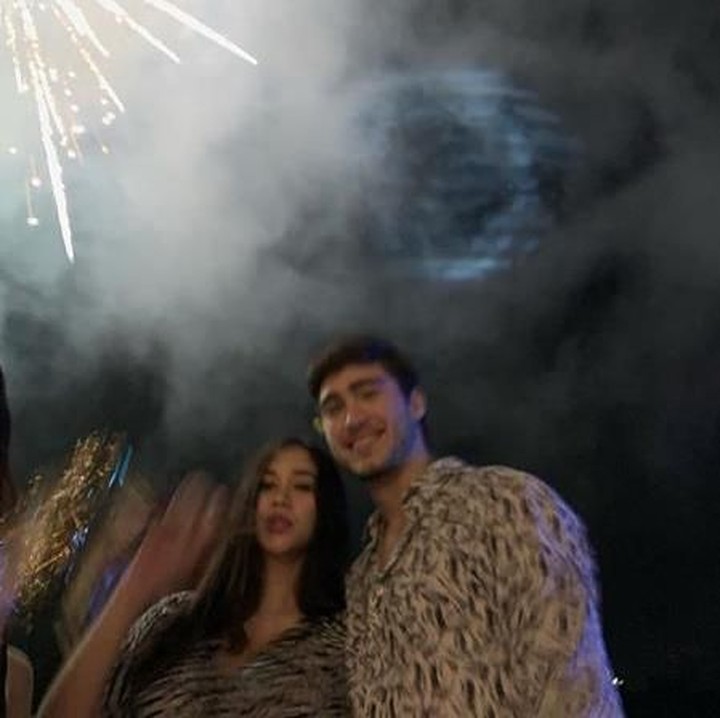 <p>Senangnya, momen pergantian tahun sudah dilewatkan berdua sebagai suami istri. Mereka memilih untuk menikmati indahnya pesta kembang api nih, Bun. (Foto: Instagram @aurakasih)</p>