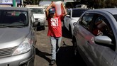 FOTO: Antrean Mengular Karena BBM Langka di Meksiko Presiden Juan Manuel Lopez Obrador memilih memerangi pencurian minyak, tetapi malah menimbulkan kelangkaan BBM di dalam negeri.