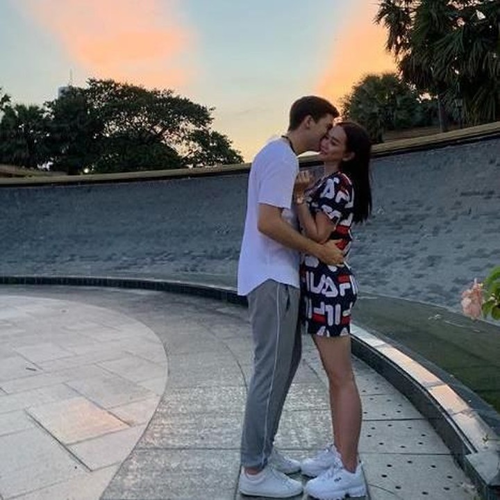 <p>Aura dan Eryck awalnya menikah secara siri di Bangkok, Thailand. Ini salah satu foto mereka, saat sedang berada di Negara Gajah Putih tersebut. (Foto: Instagram @aurakasih)</p>