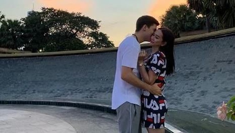 Perempuan mana yang mau dapat cobaan berat saat hamil, Bun? Simak kisah Aura Kasih ini yuk.