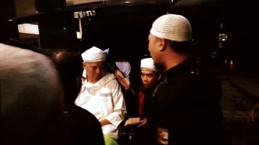 img-title Tangisan Adik Melepas Kepergian Ustaz Arifin Ilham