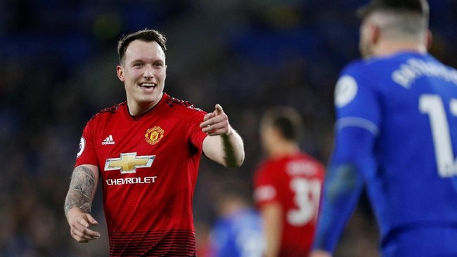 Phil Jones bisa dibilang bek Manchester United yang paling fenomenal untuk urusan sejumlah meme tentangnya yang tersebar di media sosial.