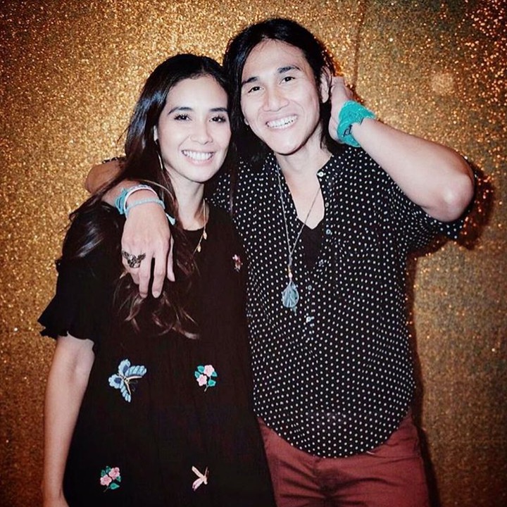 <p>Pose dadakan kayak gini aja Marsha dan Vino benar-benar romantis. Padahal gaya fotonya simpel ya, Bun? (Foto: Instagram/ @vinogbastian__)  </p>