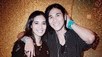 <p>Pose dadakan kayak gini aja Marsha dan Vino benar-benar romantis. Padahal gaya fotonya simpel ya, Bun? (Foto: Instagram/ @vinogbastian__)  </p>