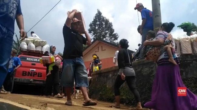 Longsor akibat hujan deras menimbun jalan yang menghubungkan Sumatera Selatan-Bengkulu, akibatnya akses utama masyarakat terputus.