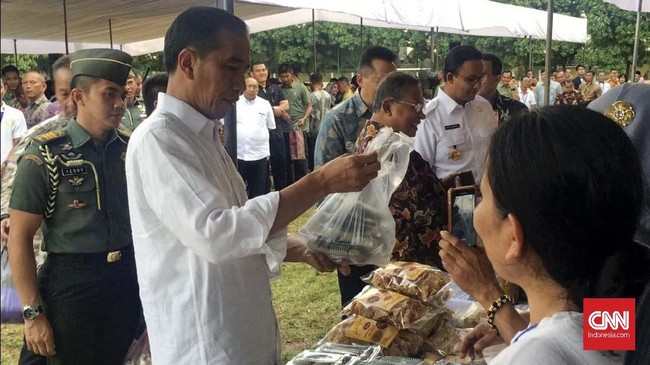 Presiden Jokowi mengambil sendiri cilok yang ia beli saat mengunjungi warga binaan program pinjaman Mekaar di Ciracas. Selain cilok, Jokowi juga membeli peyek.