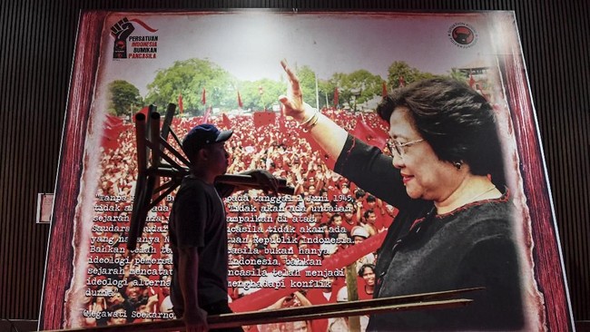 PDIP diprediksi unggul di Pemilu 2019. Berdasarkan survei LSI Denny JA, partai banteng itu unggul di kalangan pemilih muslim, milenial, dan kelompok minoritas.