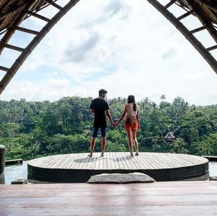 <p>Aura Kasih bersama Eryck mengesahkan pernikahannya pada Desember lalu. Kemudian mereka melakukan <em>honeymoon</em> ke Ubud, Bali nih, Bun. (Foto: Instagram @aurakasih)</p>