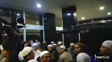 img-title Sakit, Ustaz Arifin Ilham Diboyong ke Malaysia