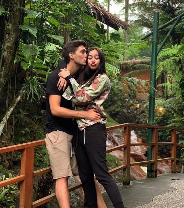 7 Potret Kemesraan Aura Kasih dan Sang Suami