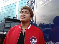 Demi Main Bola, Billy Syahputra Rela Jadwal Ulang Syuting