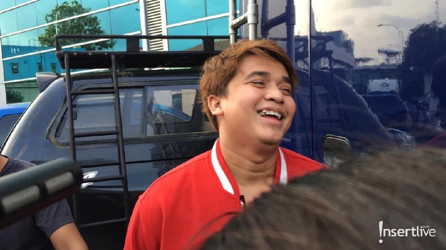 Menikmati liburan tahun baru di Jepang, Billy Syahputra mendapatkan banyak kritikan dari netizen. Mendengar kabar itu, Billy mengaku tidak peduli sama sekali.