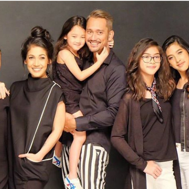 <p>Setelah menikah dengan Mieke Amalia, Tora Sudiro menjadi ayah dari lima anak perempuan, Nabila, Nayyara, Queena, Kayra dan Jenaka. ( Foto: Instagram @miekeamalia)</p>