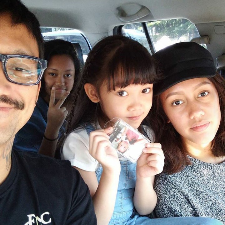 <p>Saat ada waktu luang, <a href="https://hot.detik.com/celeb/d-4365877/doa-tora-sudiro-pertama-kali-bonceng-istri-pakai-moge?_ga=2.131369676.2100401899.1546841059-1665698243.1536725039" target="_blank">Tora</a> menghabiskan quality time bersama anak-anaknya. Kali ini dengan Nabila, Nayyara dan Jenaka. ( Foto: Instagram @t_orasudi_ro)</p>