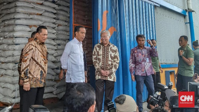 Presiden Joko Widodo membantah anggapan beras hasil serapan Perum Bulog berkualitas rendah dan tersimpan di luar gudang resmi milik perusahaan.